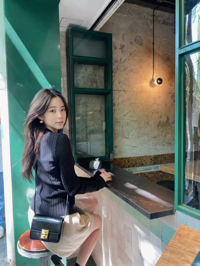 欧阳娜娜晒街拍美照 发迷惑数字网友众说纷纭 街拍 第3张