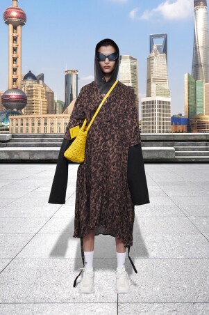 2021秋冬巴黎时装周街拍：模特儿时装秀完成环游世界的美梦 街拍 第7张