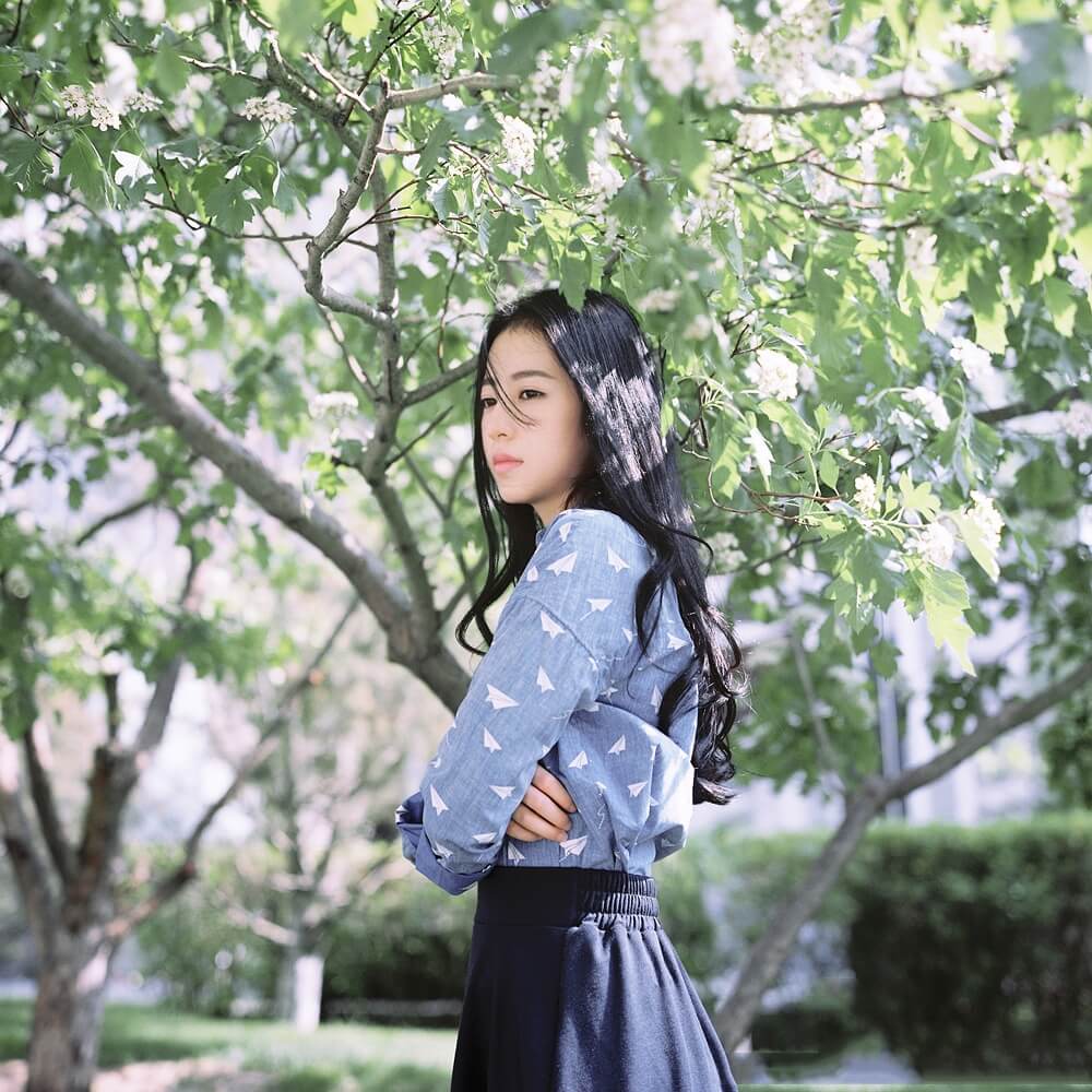 周雨彤惊艳户外唯美女神写真图片 时尚 第1张