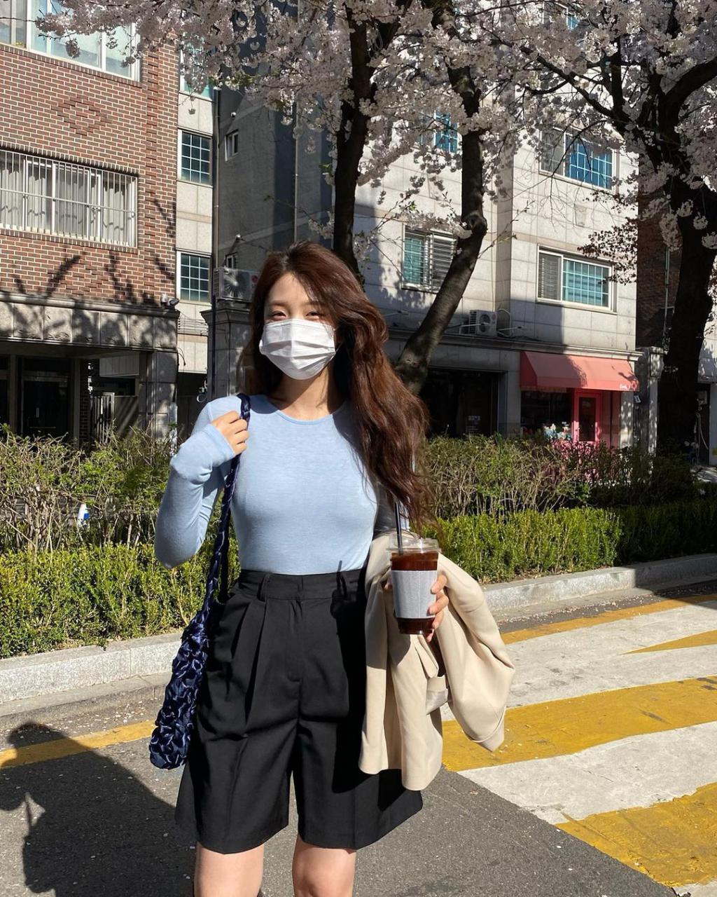 娇小女生也能穿出酷帅气场！今年春夏各国潮人都爱穿五分裤 穿搭 第22张