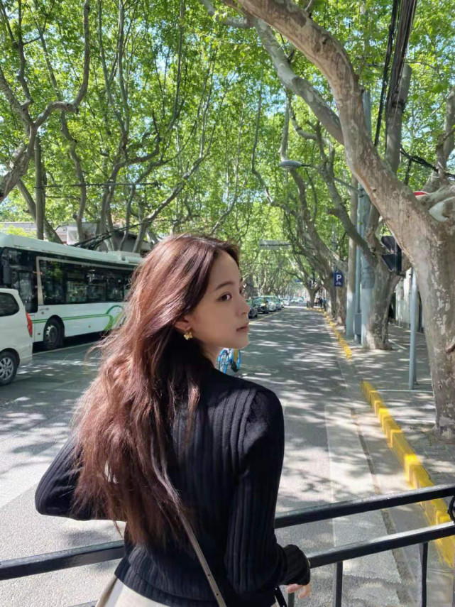 欧阳娜娜晒街拍美照 发迷惑数字网友众说纷纭 街拍 第1张