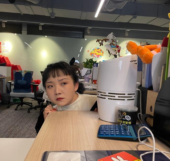 辣目洋子证明了胖胖的女孩子也能很时髦！穿波点裙性感又可爱 明星搭配 第1张