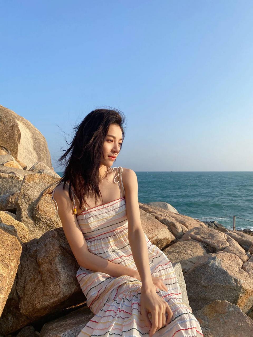 为什么时尚圈都钟爱钟楚曦，看她这几套夏日吊带裙装瞬间秒懂 时尚 第6张