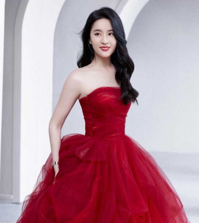 刘亦菲颜值巅峰：大红抹胸蓬纱裙秀完美身材，真正的“在逃公主” 明星搭配 第2张