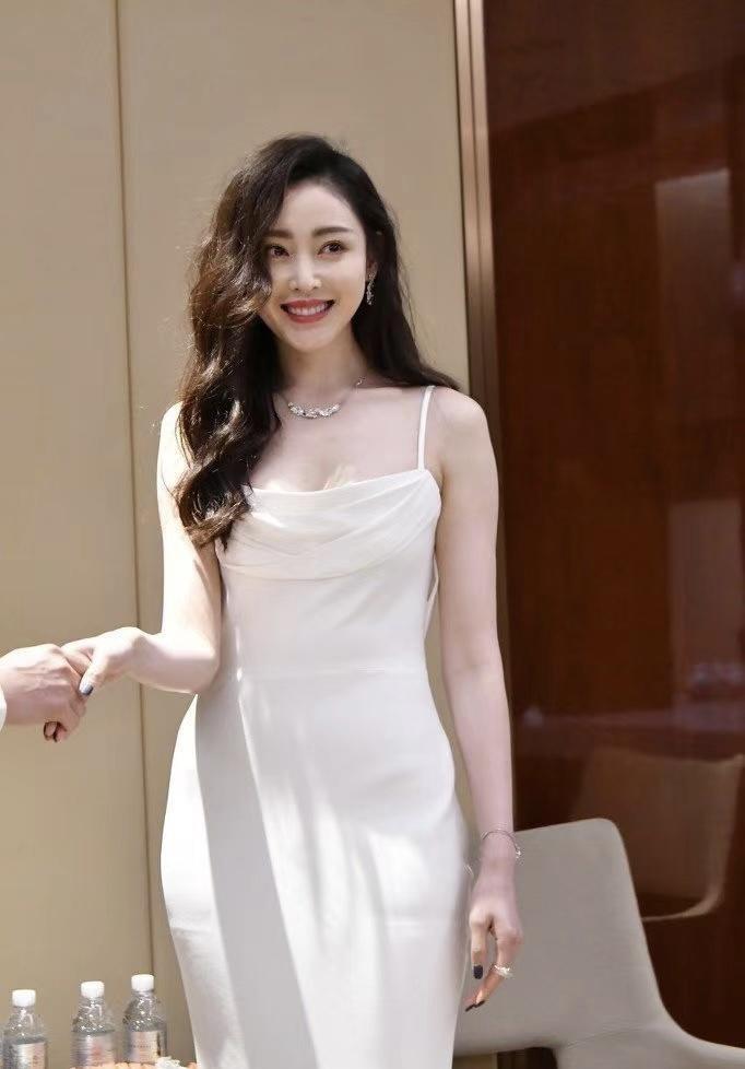 张天爱一袭白色吊带连衣裙成熟优雅，不愧为时髦精 明星搭配 第5张