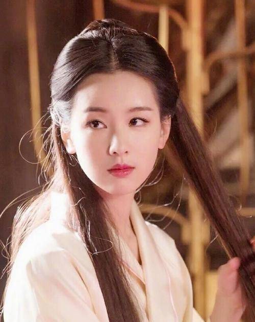 从“校花”进阶成“毯星”，陈都灵的气质网红做梦也整不出来 时尚 第15张