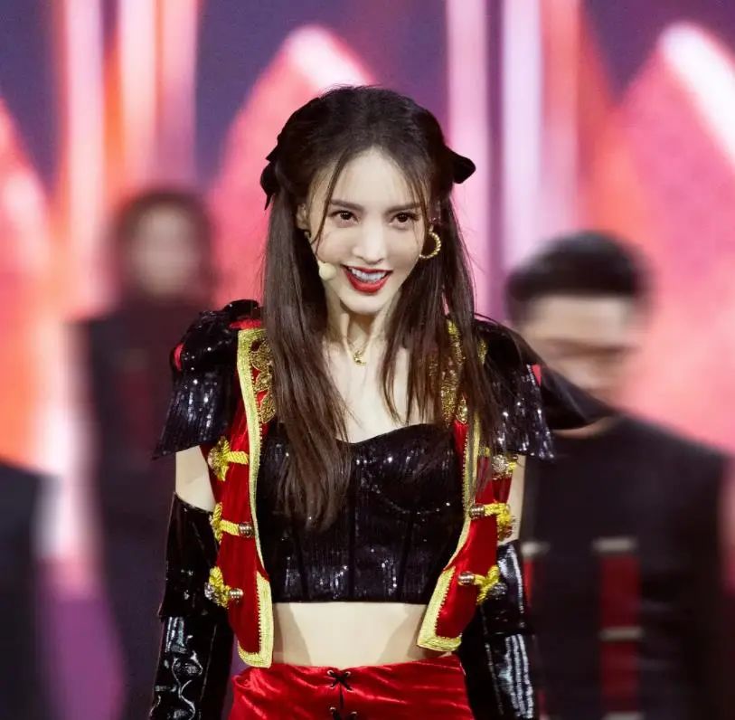 女星双蝴蝶结造型：许佳琪可爱戚薇鬼马少女，赵露思太甜美 美容健康 第3张