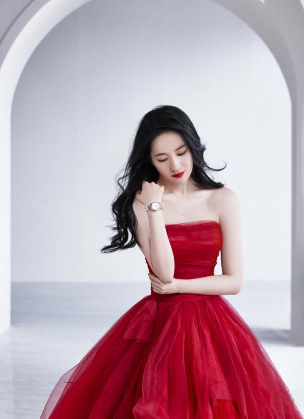 刘亦菲颜值巅峰：大红抹胸蓬纱裙秀完美身材，真正的“在逃公主” 明星搭配 第1张