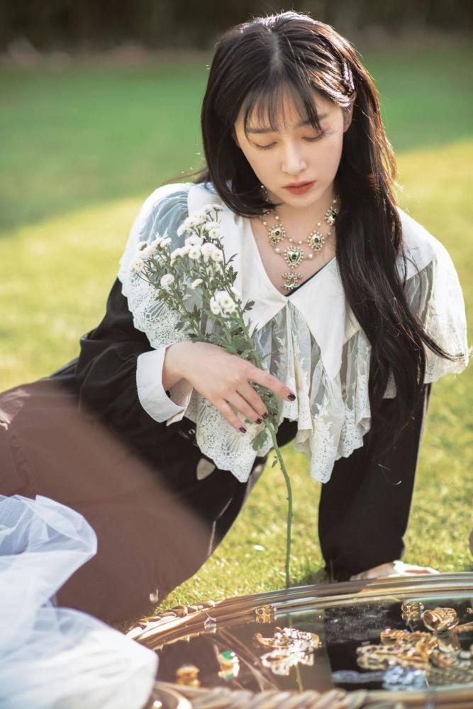 阚清子穿蓝色碎花裙搭配大耳环又美又飒，卷发造型太迷人 明星搭配 第7张