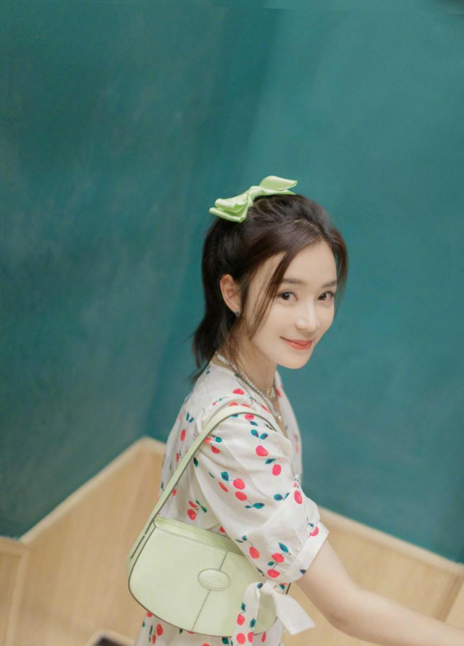袁姗姗扎高马尾配小樱桃连衣裙，美成18岁少女 时尚 第1张