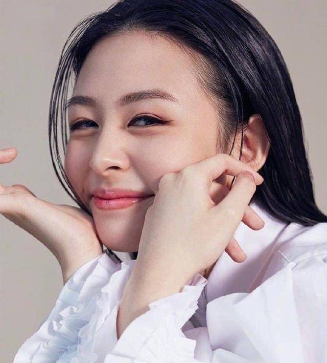邱淑贞女儿沈月首次登杂志封面，眼神像极了妈妈 时尚 第3张