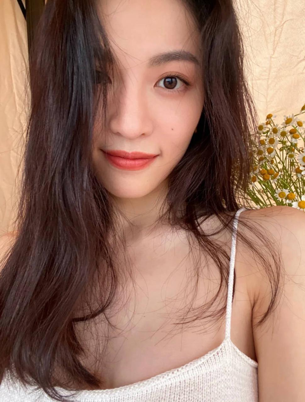 为什么时尚圈都钟爱钟楚曦，看她这几套夏日吊带裙装瞬间秒懂 时尚 第4张