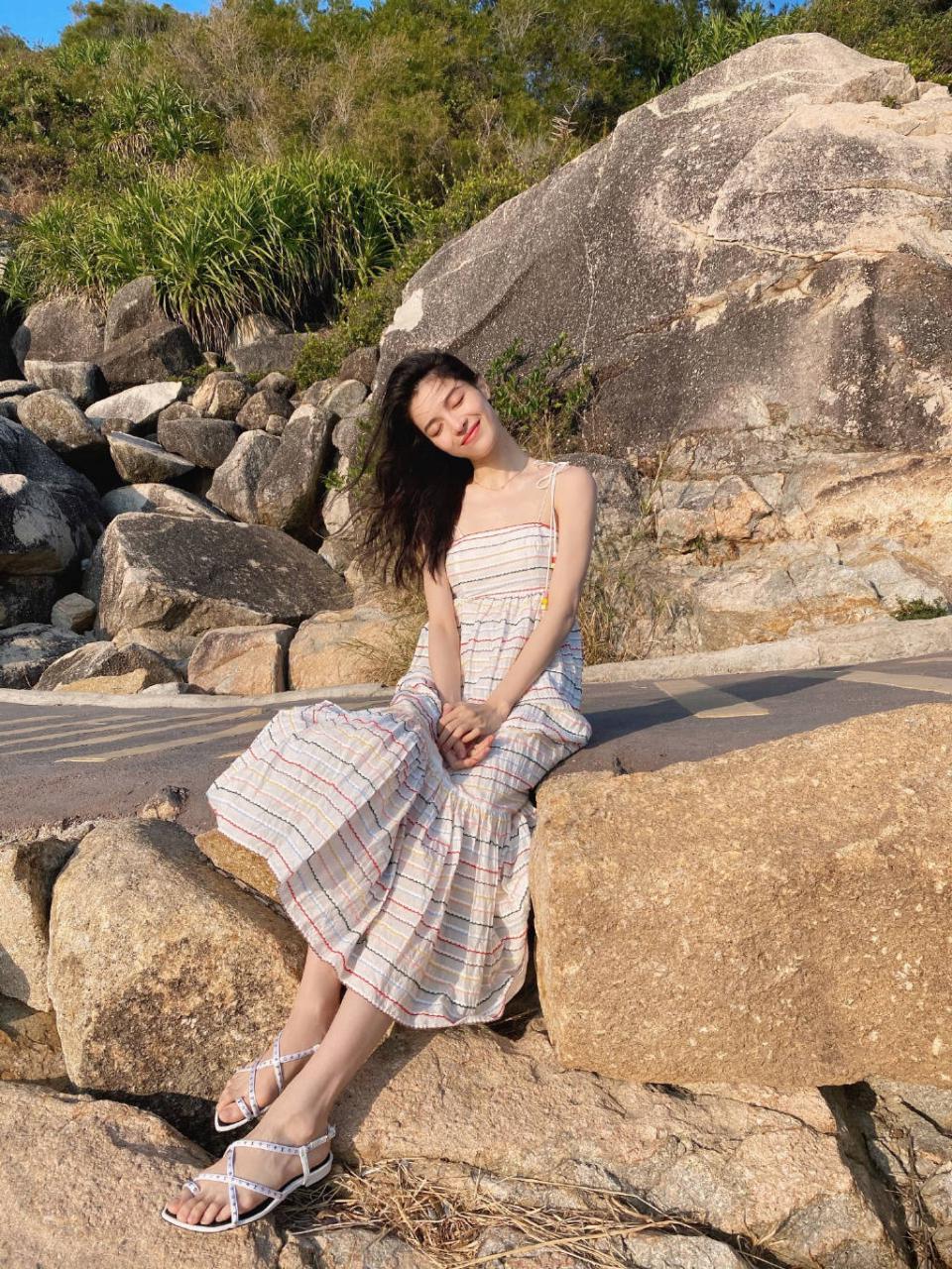 为什么时尚圈都钟爱钟楚曦，看她这几套夏日吊带裙装瞬间秒懂 时尚 第7张