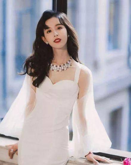 从“校花”进阶成“毯星”，陈都灵的气质网红做梦也整不出来 时尚 第7张