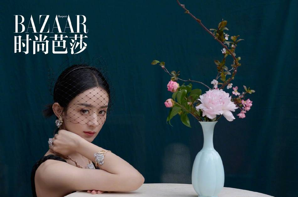 赵丽颖夏日繁花大片曝光，眼神淡然而坚韧，网友直呼美得惊艳！ 时尚 第5张