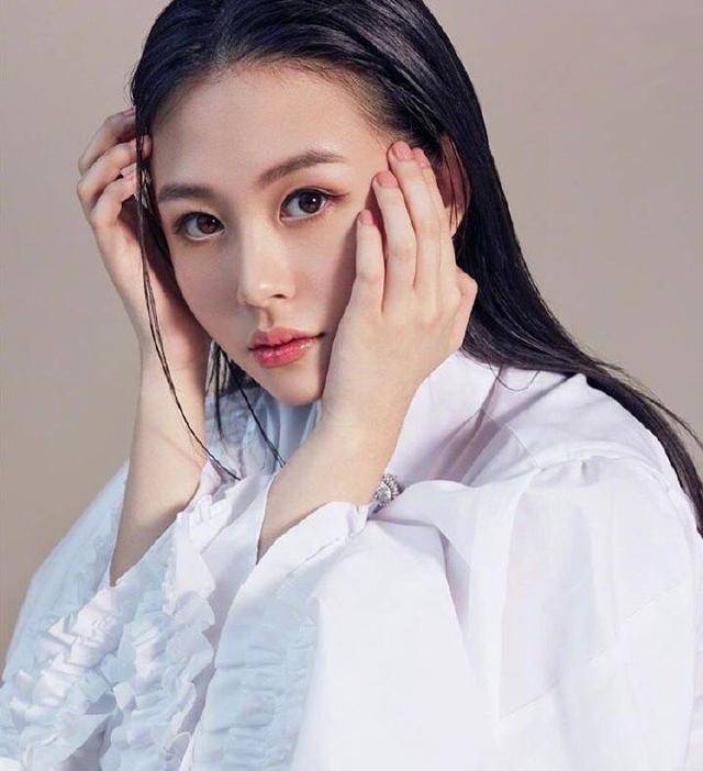 邱淑贞女儿沈月首次登杂志封面，眼神像极了妈妈 时尚 第1张