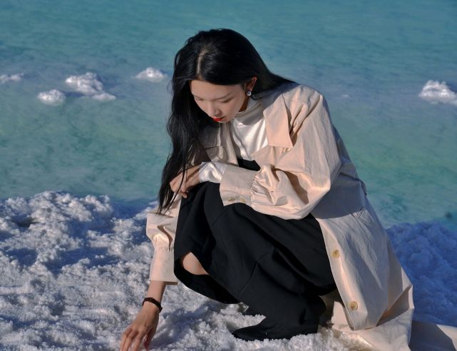陈瑶穿浅色风衣尽显高级感，配黑色连衣裙气场十足 时尚 第5张