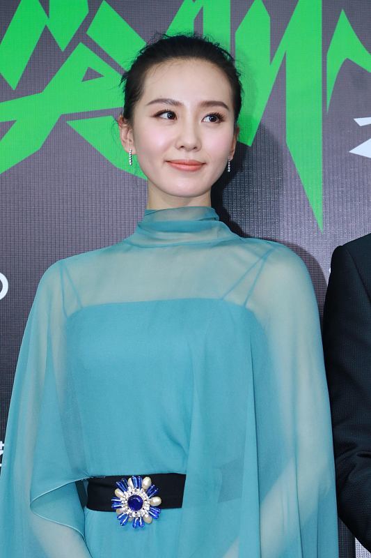 刘诗诗穿透肉色的衬衫，配紫红色口红也能HOLD住，一般人穿不出 明星搭配 第9张