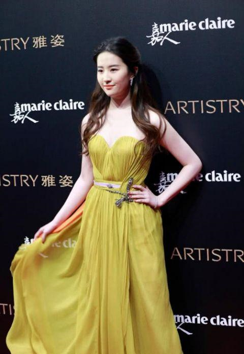 刘亦菲穿黄色连衣裙高级时髦，不愧为“神仙姐姐” 明星搭配 第4张