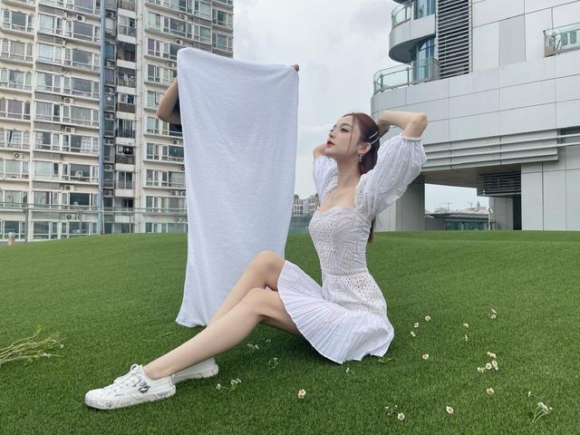 古力娜扎拿浴巾当反光板，小白裙配小白鞋效果惊艳 明星搭配 第3张