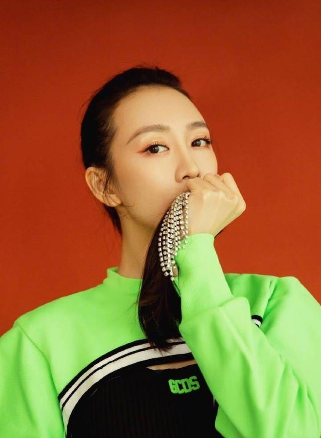 王鸥也要C位出道？穿亮绿色短上衣出镜，这发型我给100分 明星搭配 第5张