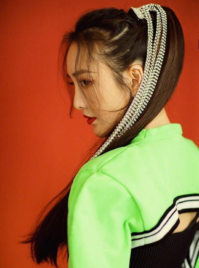 王鸥也要C位出道？穿亮绿色短上衣出镜，这发型我给100分 明星搭配 第3张