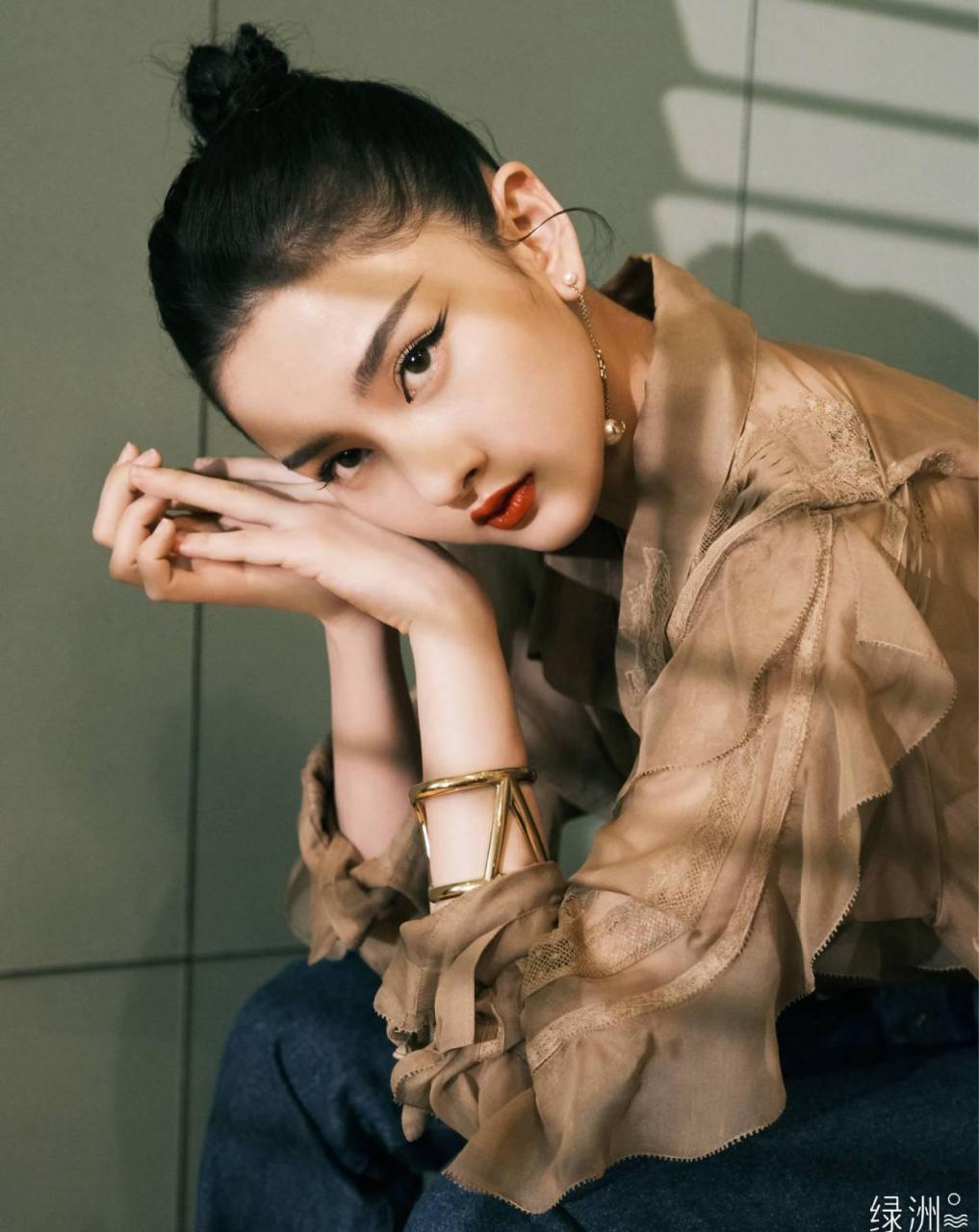 赵丽颖拍自然系大片挑战性感露肩礼服，冯提莫短发尽显中性之美 明星搭配 第1张