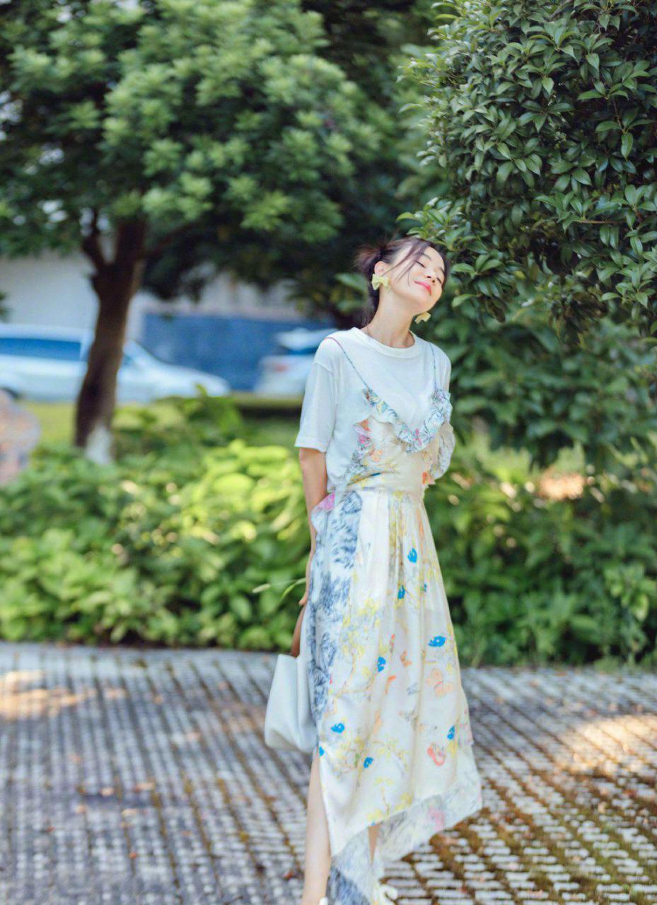 袁姗姗扎高马尾配小樱桃连衣裙，美成18岁少女 时尚 第5张