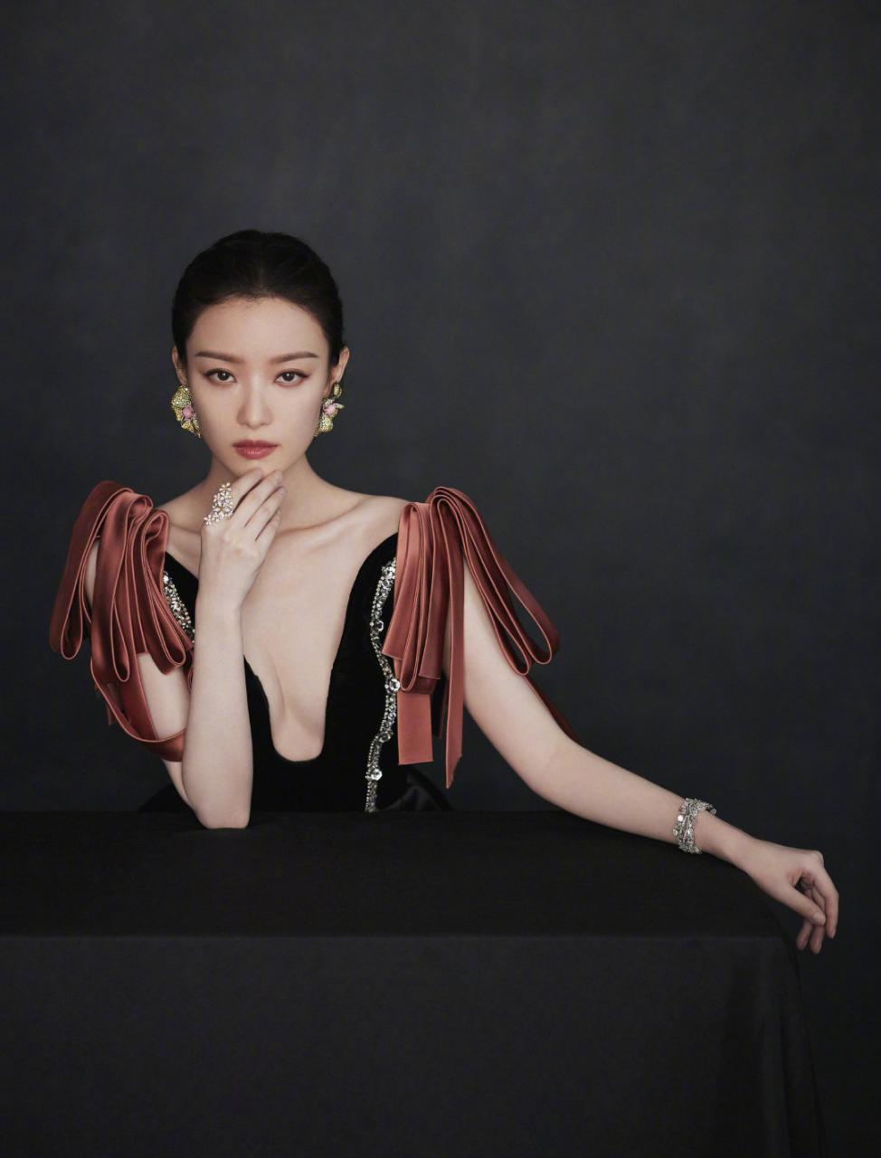 红毯霸主倪妮深V黑裙大秀锁骨，网友：连脚趾都美 明星搭配 第3张