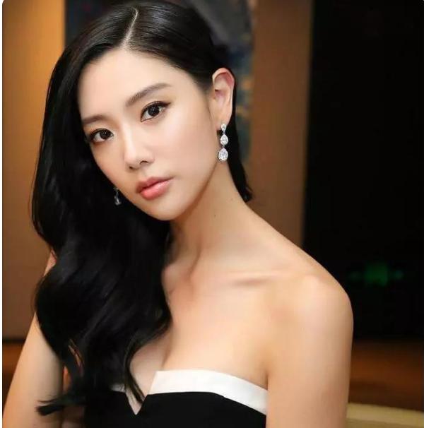 32岁的李成敏被称之为“韩国第一美女”，身材火辣太性感 明星搭配 第3张