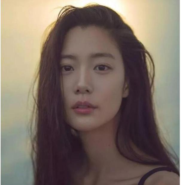 32岁的李成敏被称之为“韩国第一美女”，身材火辣太性感 明星搭配 第2张