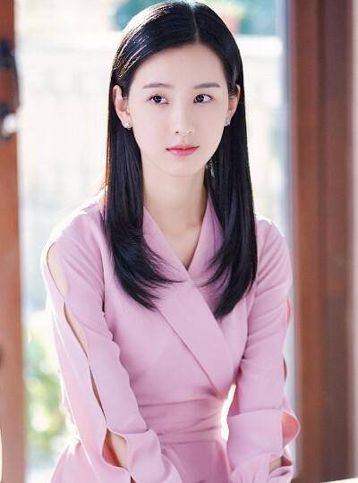 从“校花”进阶成“毯星”，陈都灵的气质网红做梦也整不出来 时尚 第4张