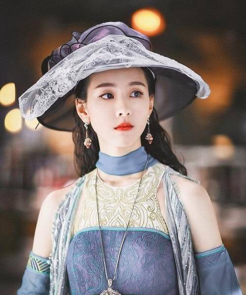 从“校花”进阶成“毯星”，陈都灵的气质网红做梦也整不出来 时尚 第1张