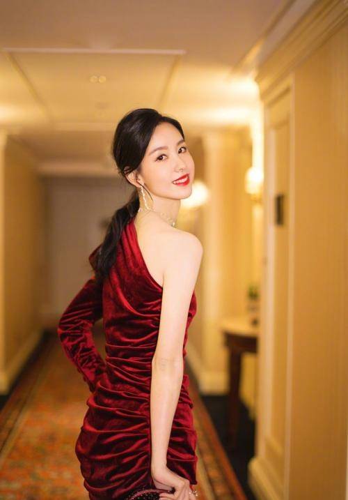 从“校花”进阶成“毯星”，陈都灵的气质网红做梦也整不出来 时尚 第25张