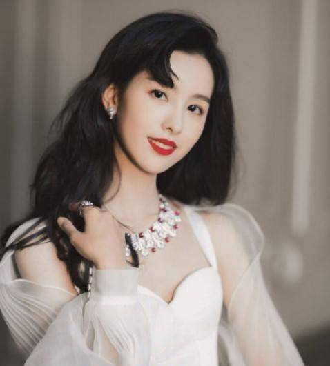 从“校花”进阶成“毯星”，陈都灵的气质网红做梦也整不出来 时尚 第23张