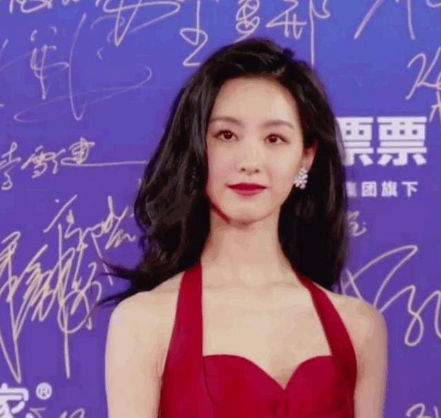 从“校花”进阶成“毯星”，陈都灵的气质网红做梦也整不出来 时尚 第5张