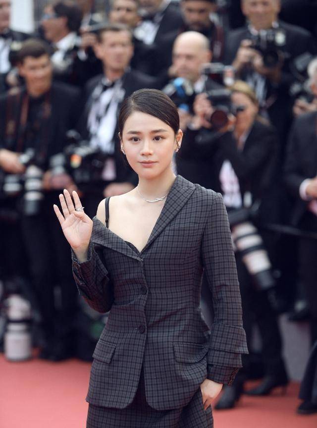 马思纯穿西装又套裙子又套裤子，这是什么时尚搭配？ 时尚 第5张