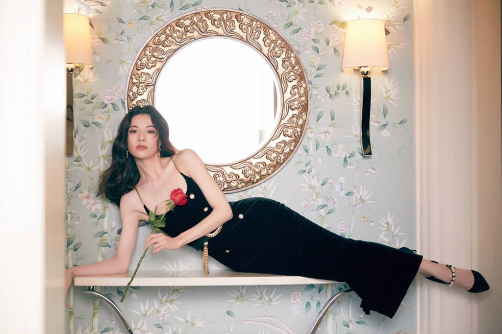 为什么时尚圈都钟爱钟楚曦，看她这几套夏日吊带裙装瞬间秒懂 时尚 第10张