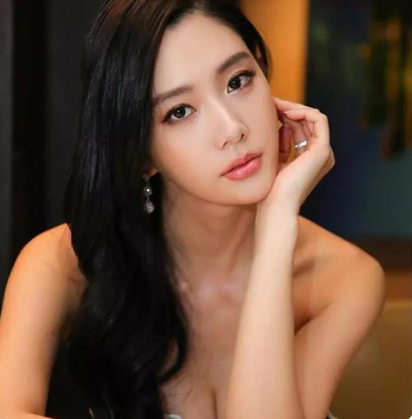 32岁的李成敏被称之为“韩国第一美女”，身材火辣太性感 明星搭配 第1张