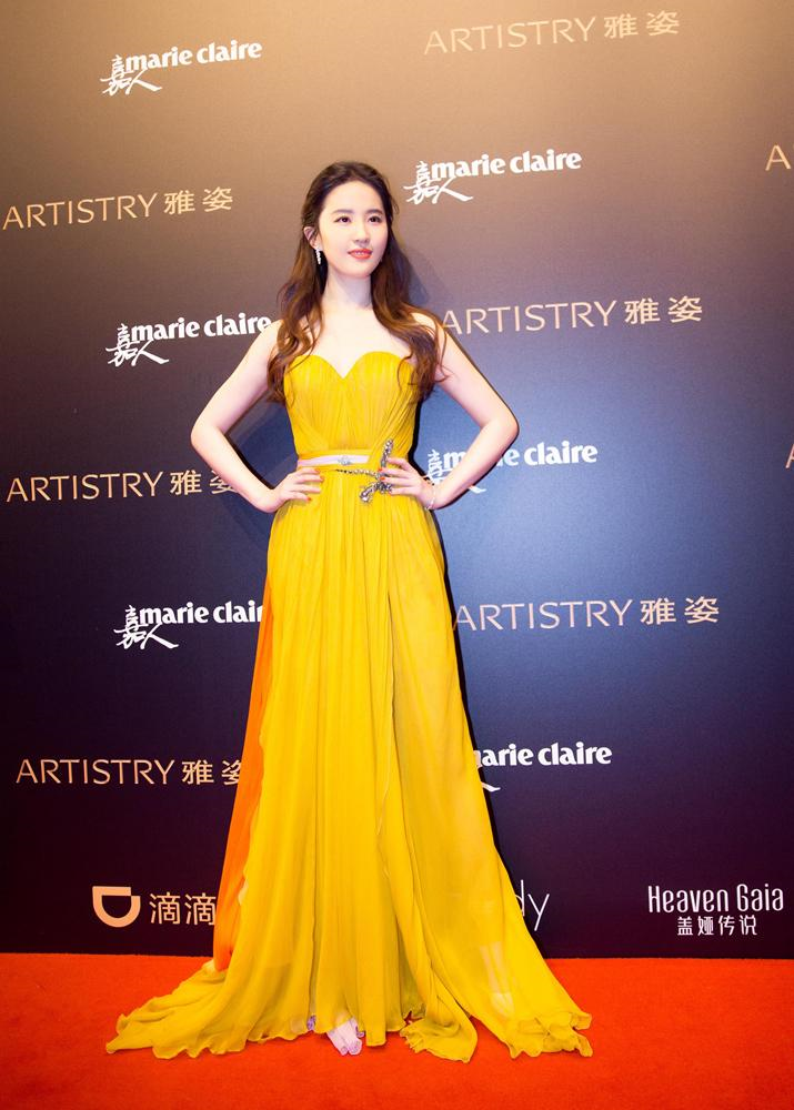刘亦菲穿黄色连衣裙高级时髦，不愧为“神仙姐姐” 明星搭配 第3张