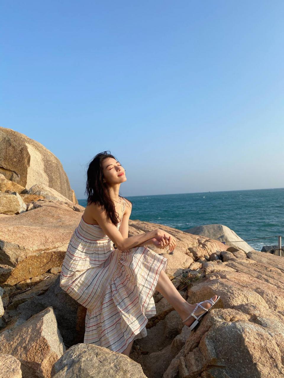 为什么时尚圈都钟爱钟楚曦，看她这几套夏日吊带裙装瞬间秒懂 时尚 第8张