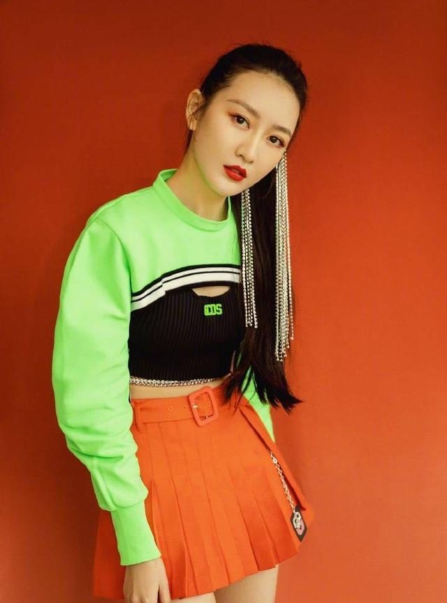 王鸥也要C位出道？穿亮绿色短上衣出镜，这发型我给100分 明星搭配 第4张