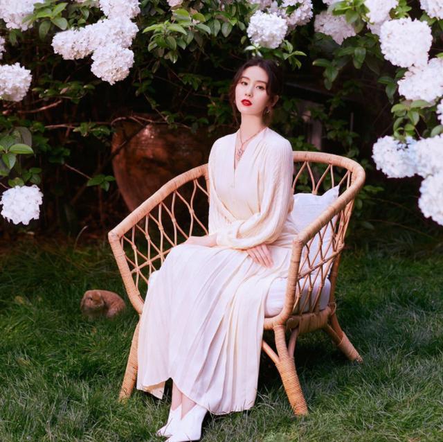 刘诗诗登时装杂志封面美的不可方物，活脱脱一位优雅仙子 时尚 第4张