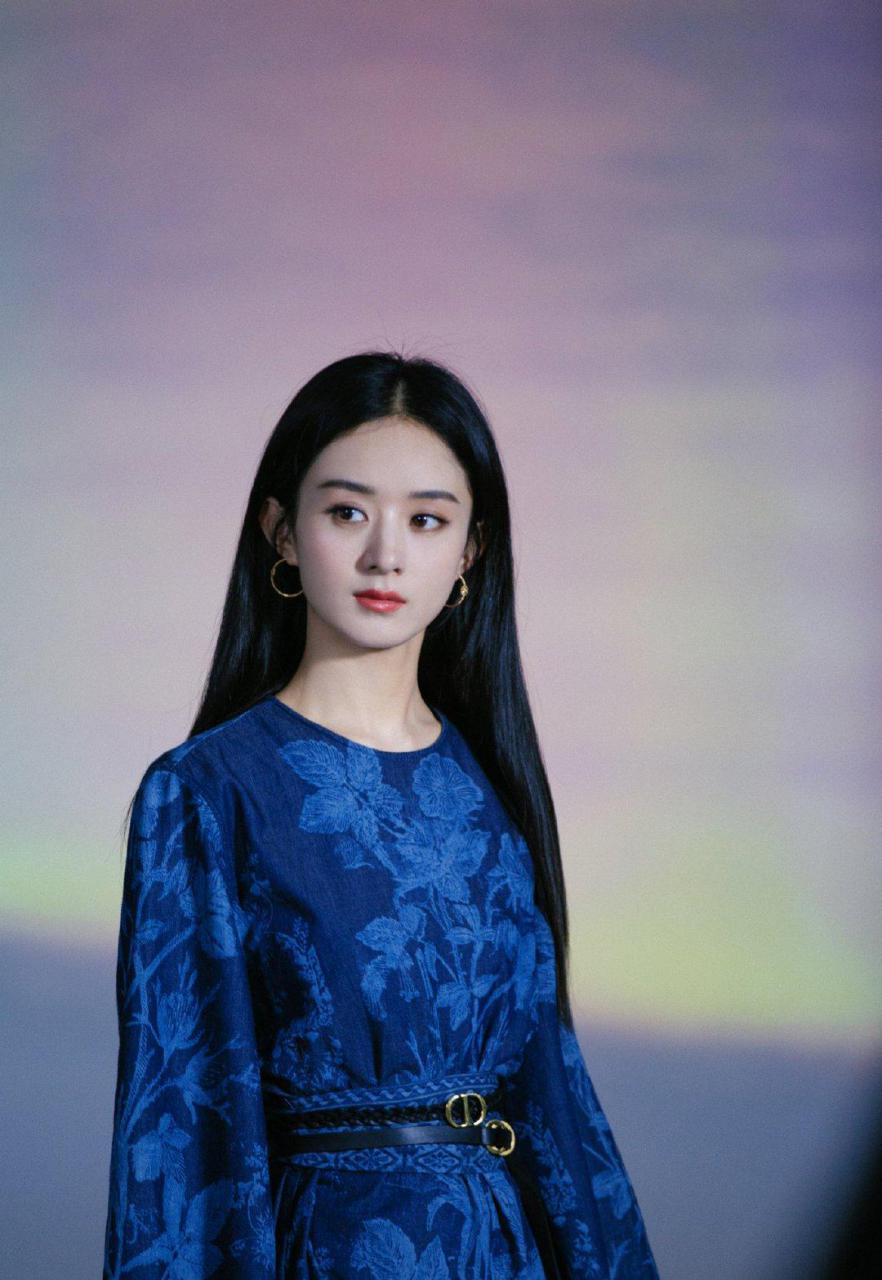 赵丽颖拍自然系大片挑战性感露肩礼服，冯提莫短发尽显中性之美 明星搭配 第5张