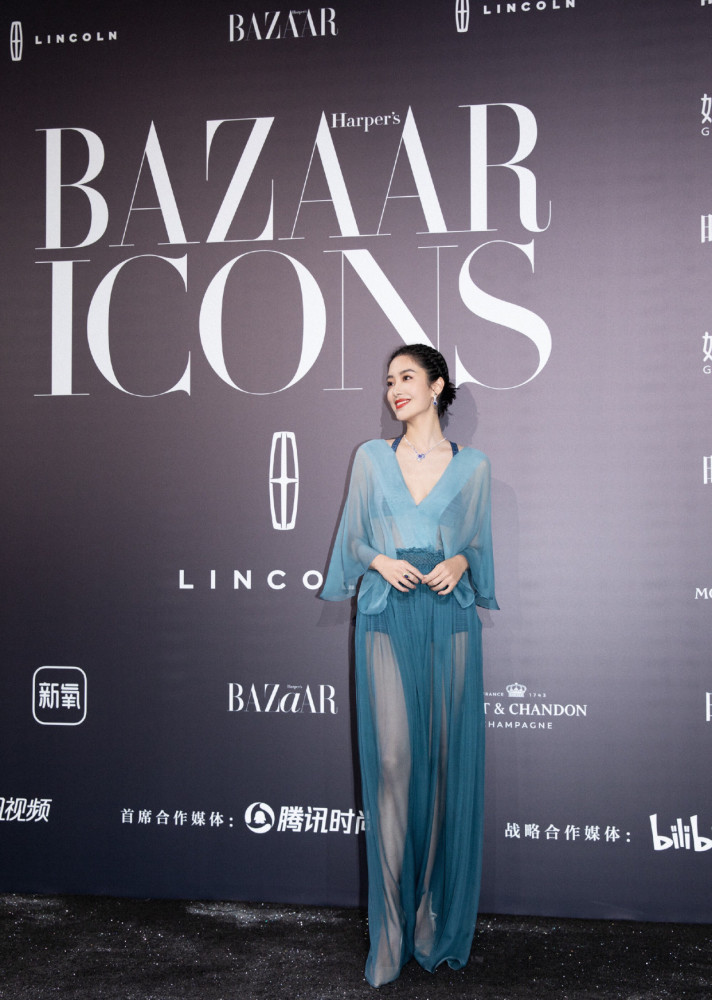 杨采钰轻薄网纱尽显身材，红毯上大杀四方 明星搭配 第2张