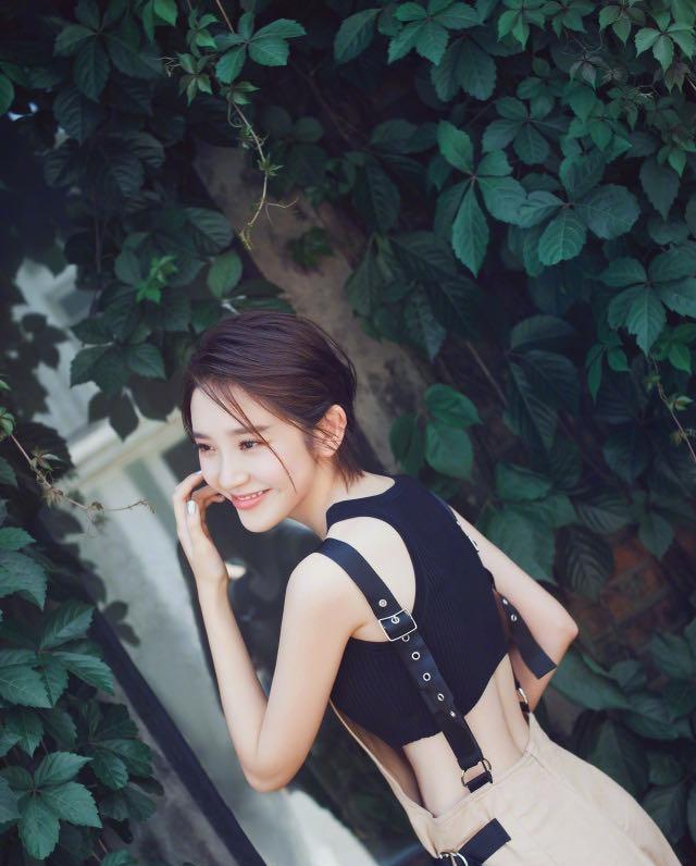 唐艺昕松散刘海加上治愈系笑容，少女身影融化我的心 时尚 第3张