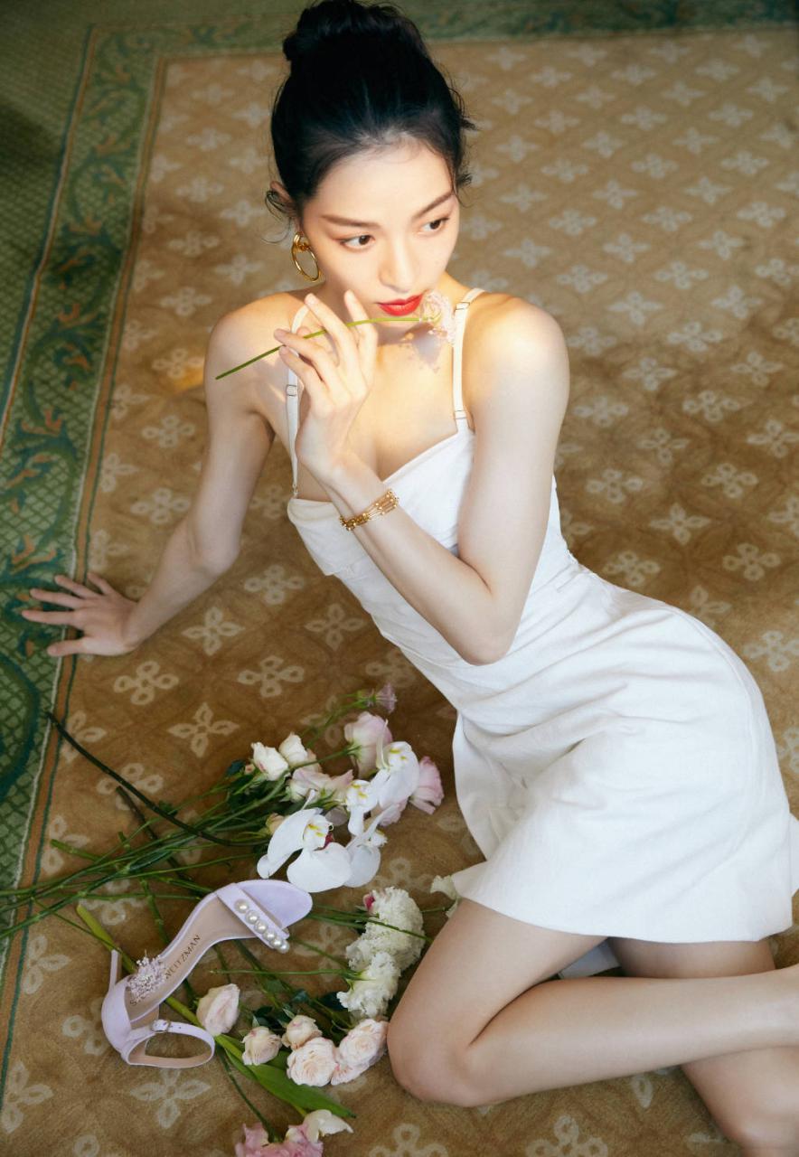 为什么时尚圈都钟爱钟楚曦，看她这几套夏日吊带裙装瞬间秒懂 时尚 第13张