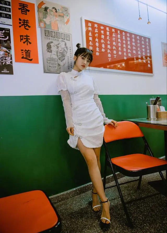 沈月穿黑白旗袍惊艳亮相，竟被脚下厚底高跟鞋抢镜！ 明星搭配 第4张