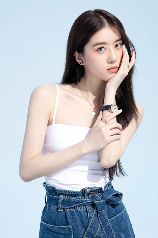 新加坡甜美女神李凯馨 穿白色吊带秀娇嫩肌肤太美 时尚 第1张