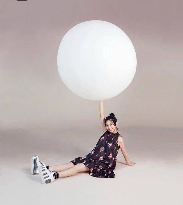 邱淑贞女儿沈月首次登杂志封面，眼神像极了妈妈 时尚 第4张